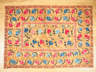 Vente aux enchères Broderie XIXème décor de feuillages rouges et bleus sur fond tabac. Di