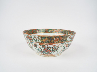 Vente aux enchères Coupe en porcelaine famille rose, à décor de compositions florales et 