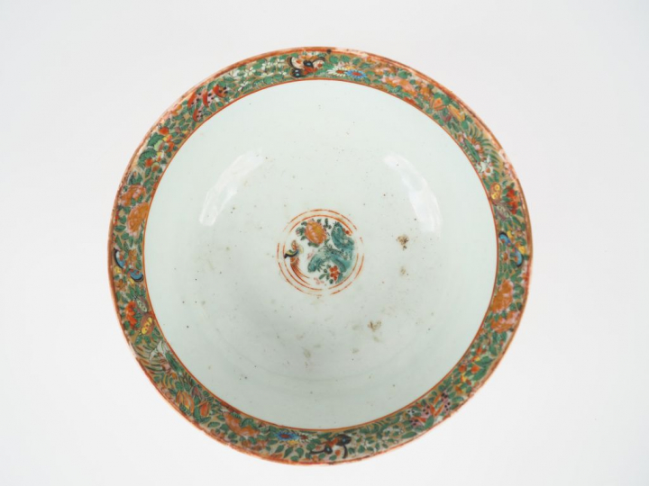 Coupe en porcelaine famille rose, à décor de compositions florales et 