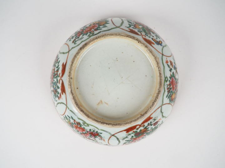 Coupe en porcelaine famille rose, à décor de compositions florales et 