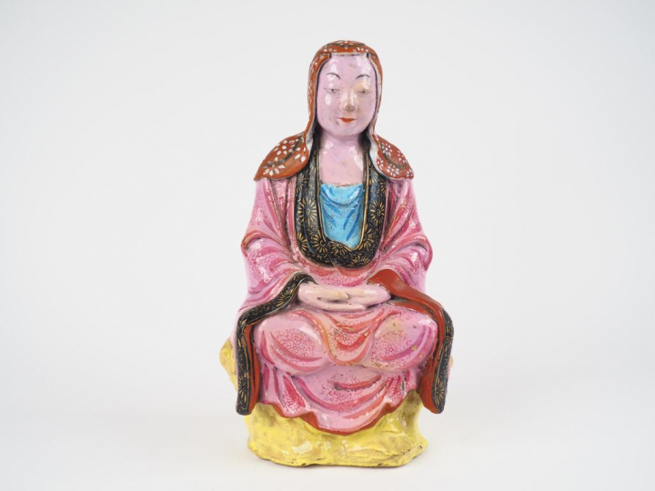 Statutette en terre cuite laquée rose représenant une Guanyin assise e
