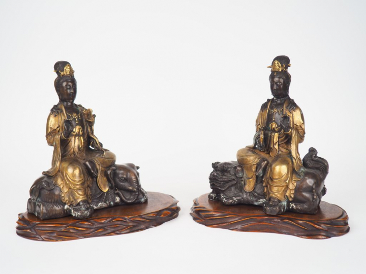 Deux statuettes en bronze représentant des divinités bouddhiques sur u