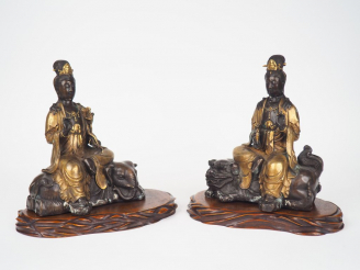 Vente aux enchères Deux statuettes en bronze représentant des divinités bouddhiques sur u