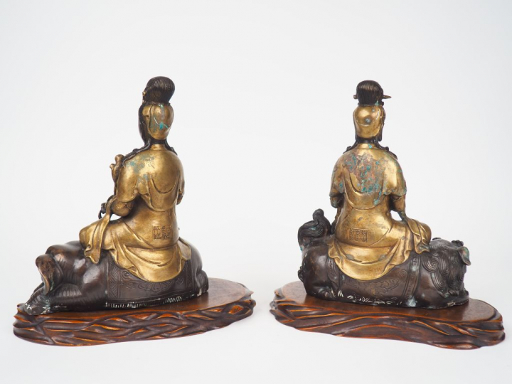 Deux statuettes en bronze représentant des divinités bouddhiques sur u