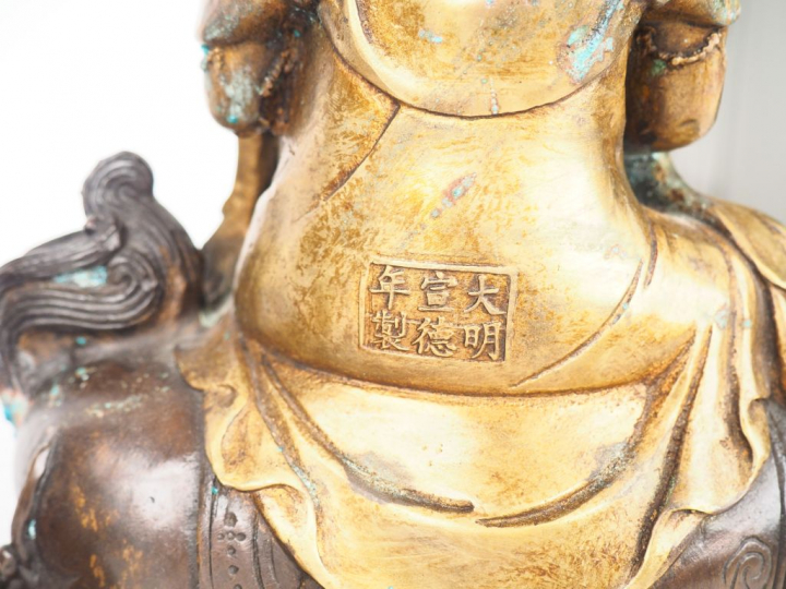 Deux statuettes en bronze représentant des divinités bouddhiques sur u