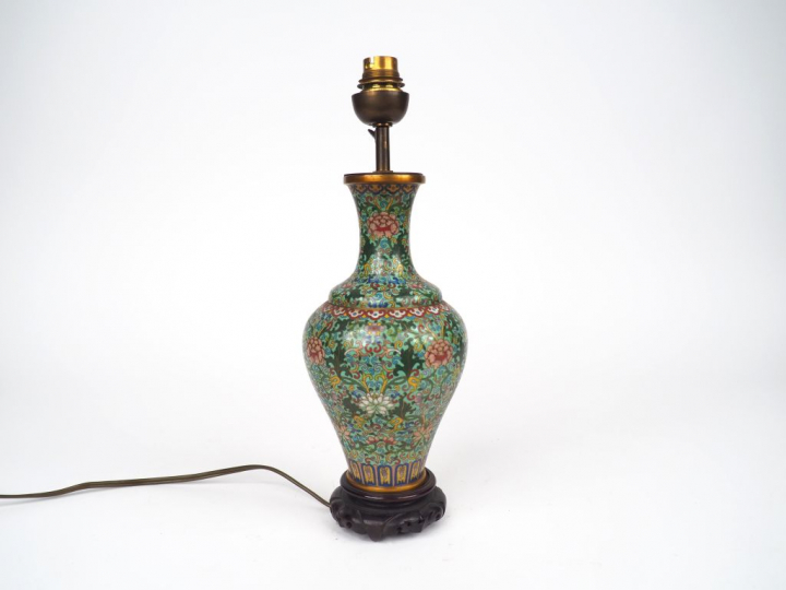 Chine, XXe siècle, Vase balustre en émaux cloisonnés sur cuivre à déco