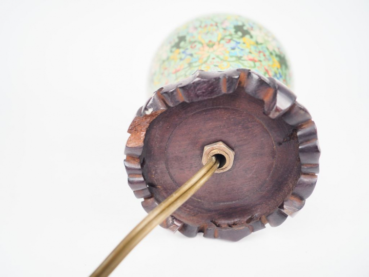 Chine, XXe siècle, Vase balustre en émaux cloisonnés sur cuivre à déco