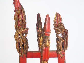 Vente aux enchères Piétement en bois laqué rouge rehaussé d'or, à décor de dragons.  Chin