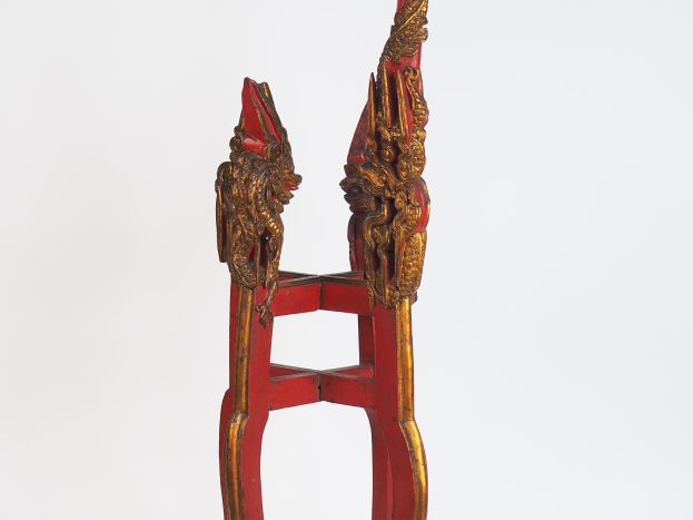 Piétement en bois laqué rouge rehaussé d'or, à décor de dragons.  Chin