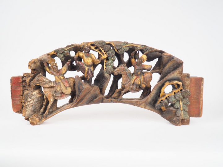 Chine, Ningbo XIXe siècle,  Support bois sculpté laqué et doré représe