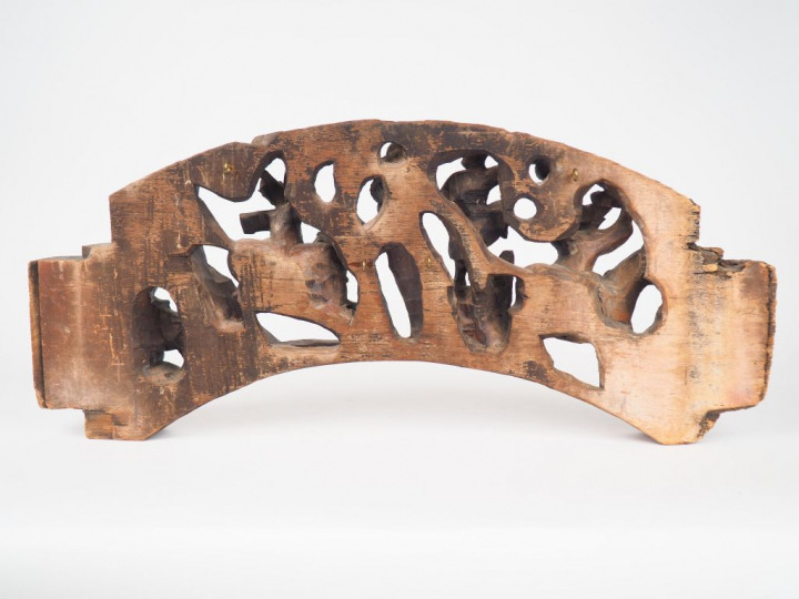 Chine, Ningbo XIXe siècle,  Support bois sculpté laqué et doré représe