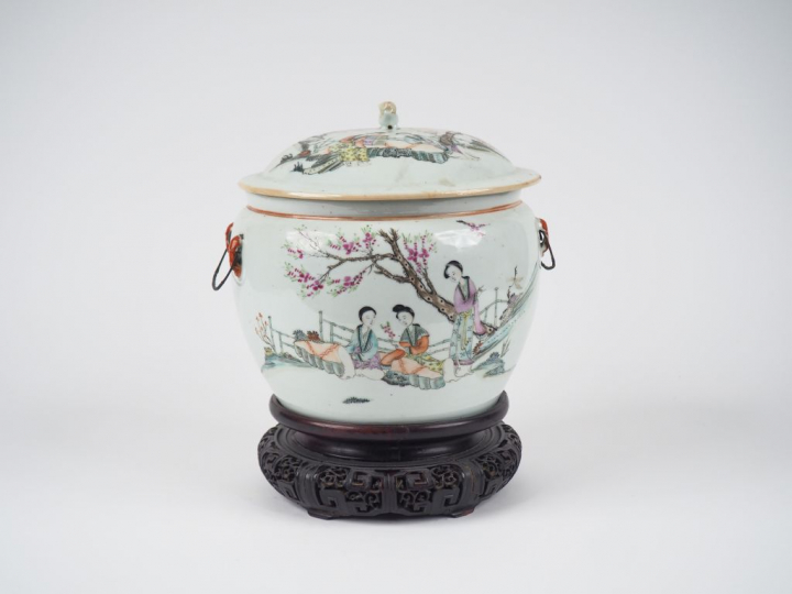 Bouillon couvert en porcelaine, à décor de calligraphie et de motifs v