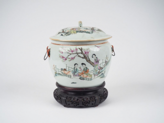 Vente aux enchères Bouillon couvert en porcelaine, à décor de calligraphie et de motifs v