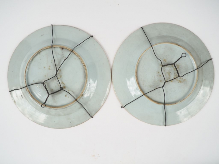 Paire d'assiettes en porcelaine de la Compagnie des Indes à décor en é