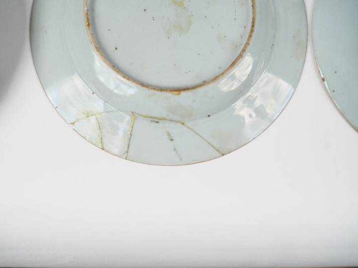 Neuf assiettes en porcelaine et émaux de la famille rose au modèle, à 