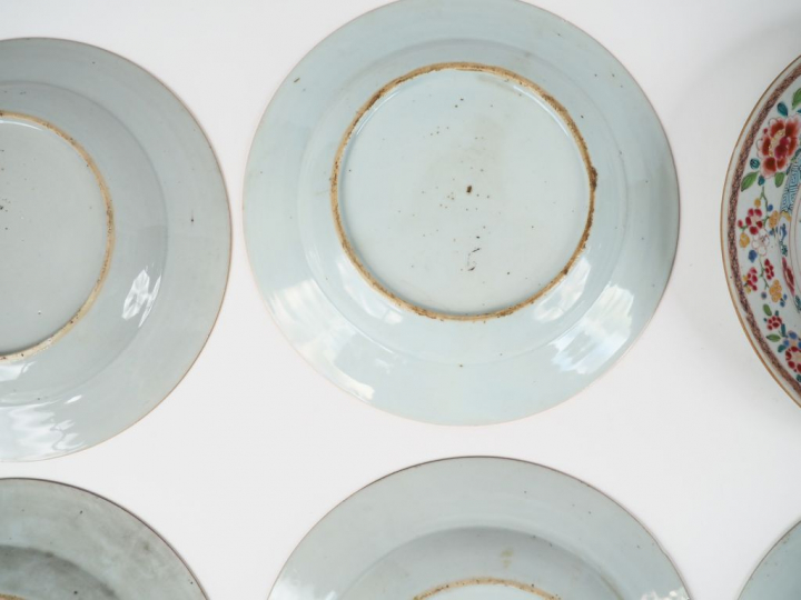 Neuf assiettes en porcelaine et émaux de la famille rose au modèle, à 