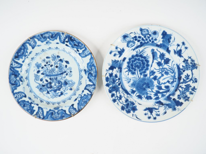 Deux assiettes en porcelaine bleu blanc Compagnie des Indes.  Chine XV