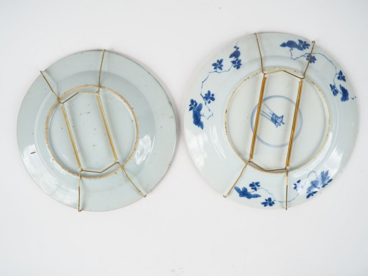 Deux assiettes en porcelaine bleu blanc Compagnie des Indes.  Chine XV
