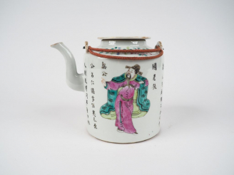 Vente aux enchères Théière en porcelaine et émaux de la famille rose, à décor de diginita