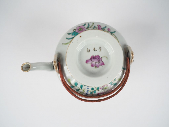 Théière en porcelaine et émaux de la famille rose, à décor de diginita