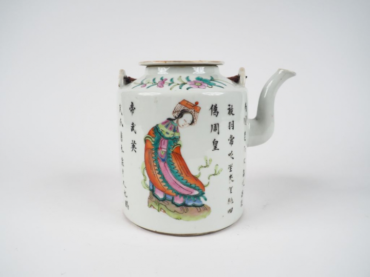 Théière en porcelaine et émaux de la famille rose, à décor de diginita