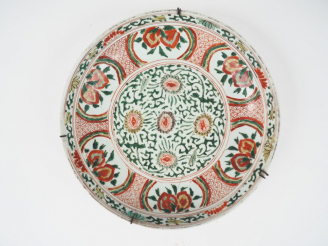 Vente aux enchères Plat en porcelaine famille verte Chine XVIIIème  Diam. 35,5 cm  (accid