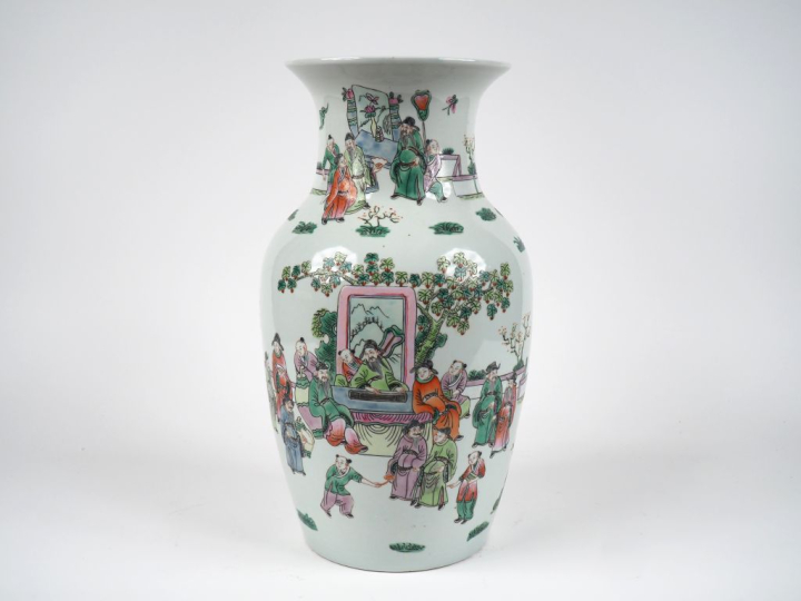 Chine, XXe siècle, Vase de forme baluste en porcelaine et émaux de sty