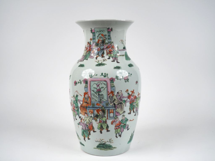Chine, XXe siècle, Vase de forme baluste en porcelaine et émaux de sty