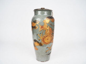 Vente aux enchères Vase balustre en porcelaine et émail craquelé céladon à décor de drago