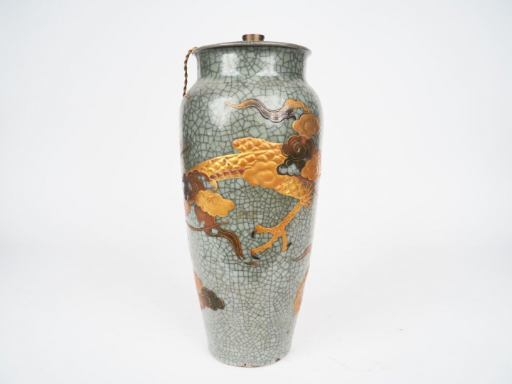 Vase balustre en porcelaine et émail craquelé céladon à décor de drago