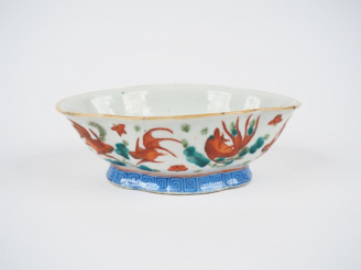 Vente aux enchères Coupe à bords polylobés en porcelaine à décor émaillé corail parmi des