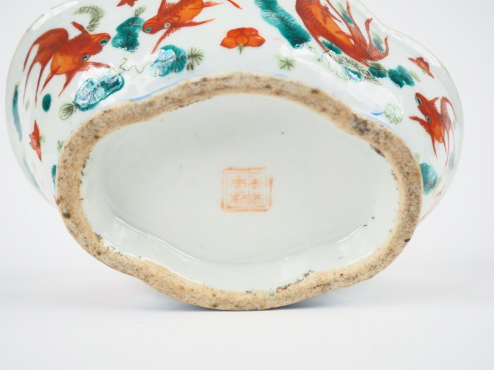 Coupe à bords polylobés en porcelaine à décor émaillé corail parmi des