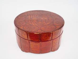Vente aux enchères Boite à friandises circulaire en bois laqué rouge et or. Chine du sud 