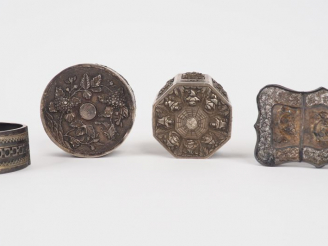 Vente aux enchères Deux boites, un bracelet et un porte carte en argent étranger. Chine d