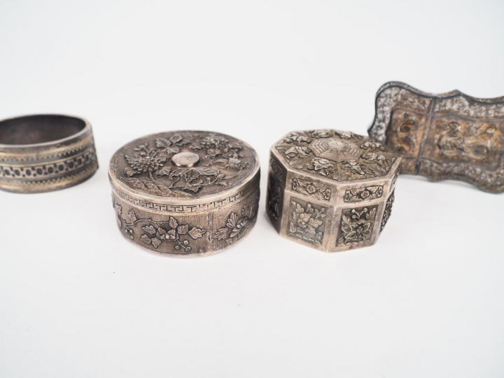 Deux boites, un bracelet et un porte carte en argent étranger. Chine d