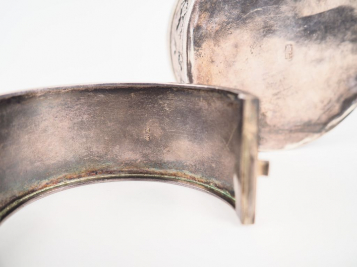 Deux boites, un bracelet et un porte carte en argent étranger. Chine d