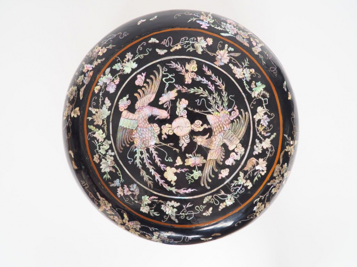 Vietnam, vers 1900  Grande boîte circulaire en bois laqué noir, à déco