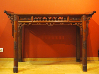 Vente aux enchères Vietnam, période Minh Mang  (1820-1840) Table d’offrande aux bords ret