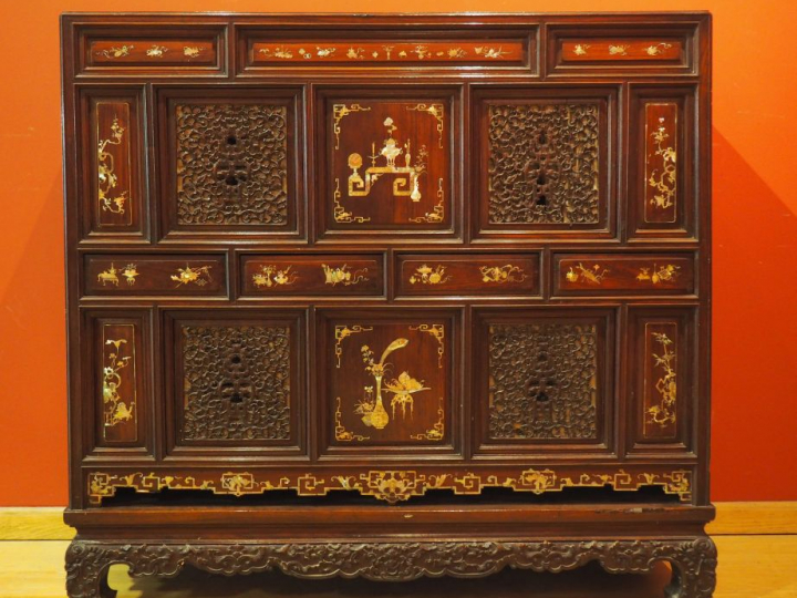 Meuble cabinet ouvrant à quatre panneaux en bois naturel, décor de mar