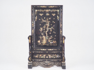 Vente aux enchères Ecran de lettré en bois noirci décor marqueté de nacre représentant un