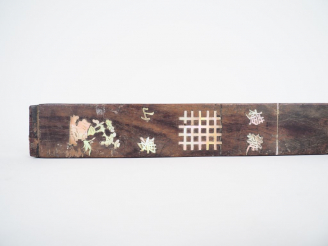 Vente aux enchères Elément de calligraphe en bois naturel et marqueterie de nacre.  L. 83