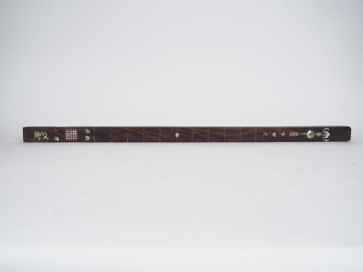 Elément de calligraphe en bois naturel et marqueterie de nacre.  L. 83