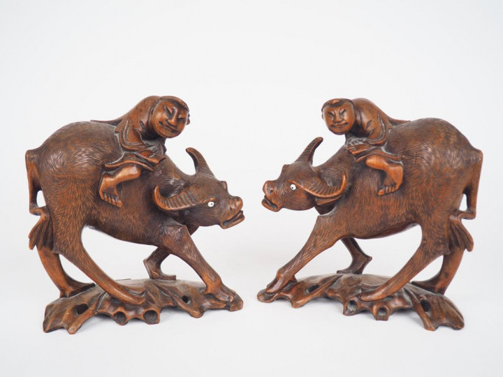 Paire de sculptures en bois "enfants sur des mufles montrant des bouvi