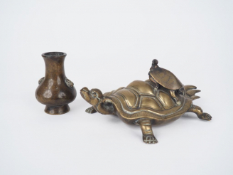 Vente aux enchères Presse papier représentant une tortue sur une tortue à tête de dragon.