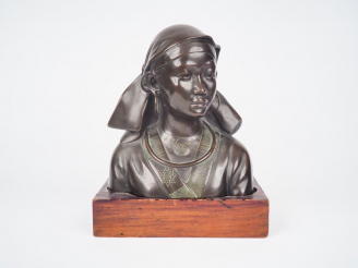 Vente aux enchères Ecole vietnamienne début XXème "portrait de jeune fille annamite". Suj