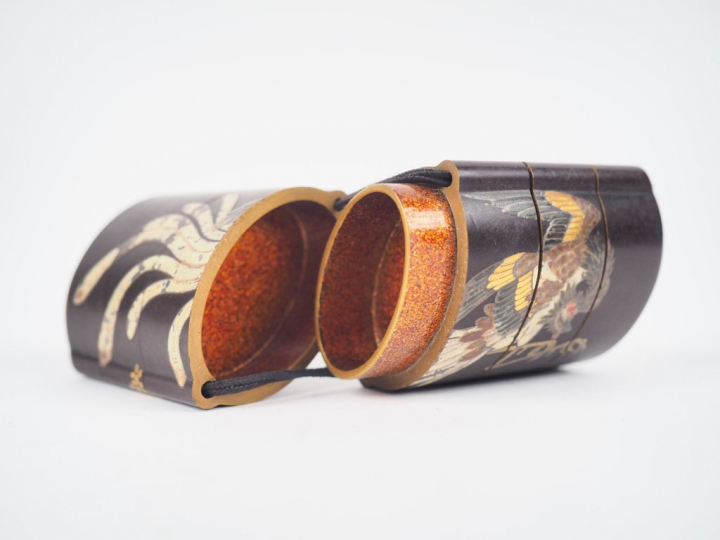 Japon, période Meiji, Inro à quatre cases décor laque or et beige fond