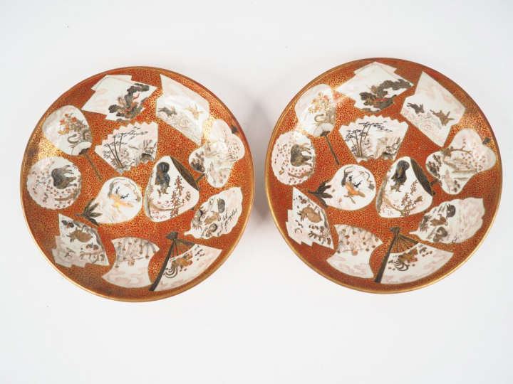 Paire d'assiettes en porcelaine du japon à décor de médaillons et de s