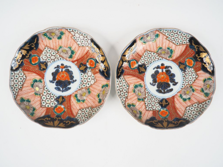 Paire d'assiettes en porcelaine polylobée en porcelaine d'Imari.  Japo