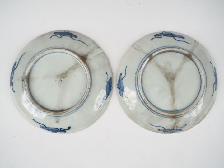 Paire d'assiettes en porcelaine polylobée en porcelaine d'Imari.  Japo