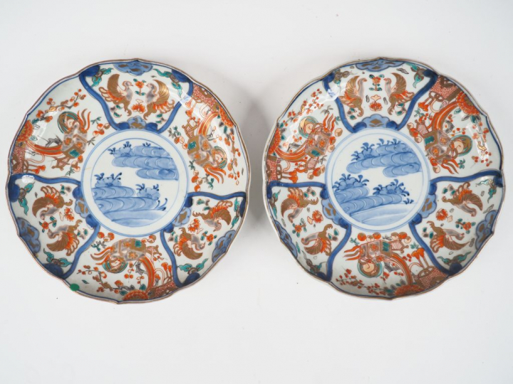 Paire d'assiettes en porcelaine d'imari décor de scène paysagée, d'ois